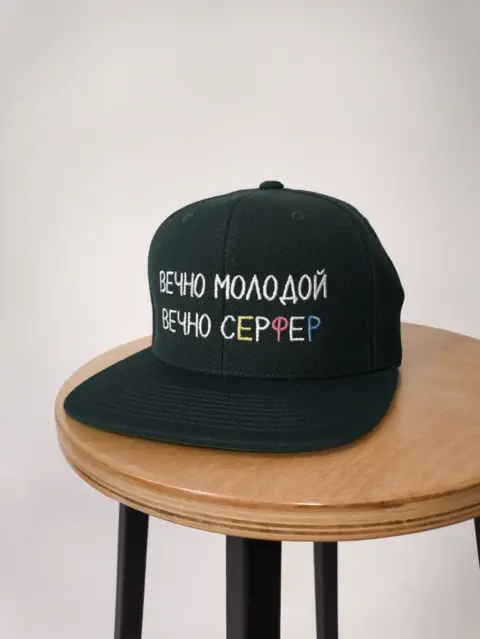 Бейсболка c надписью «Вечно молодой Вечно серфер»
